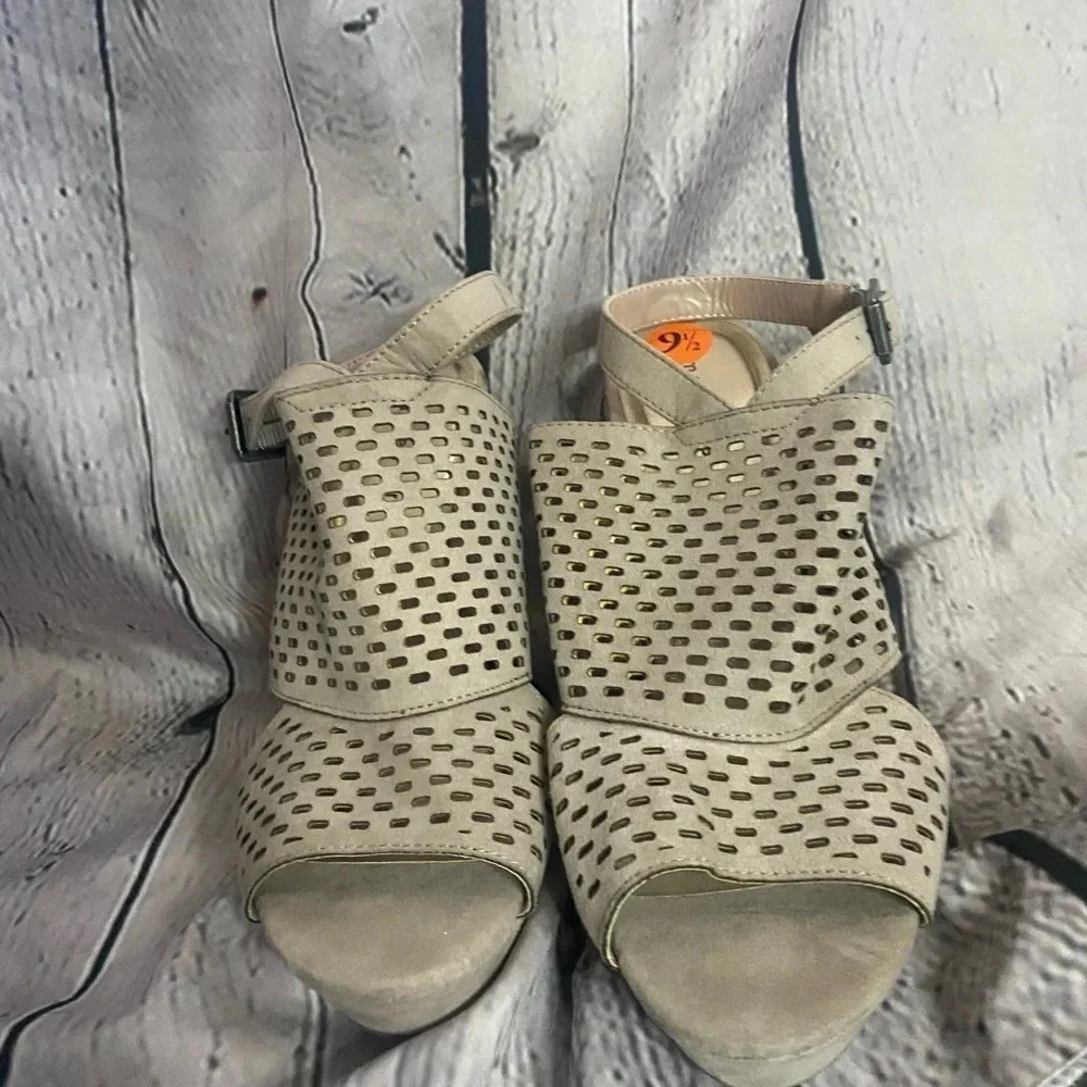 5/$20 Madden Girl Platform Faux Suede Laser Cut Wedges Taupe Nude‎ Wmns 9.5 NWOT